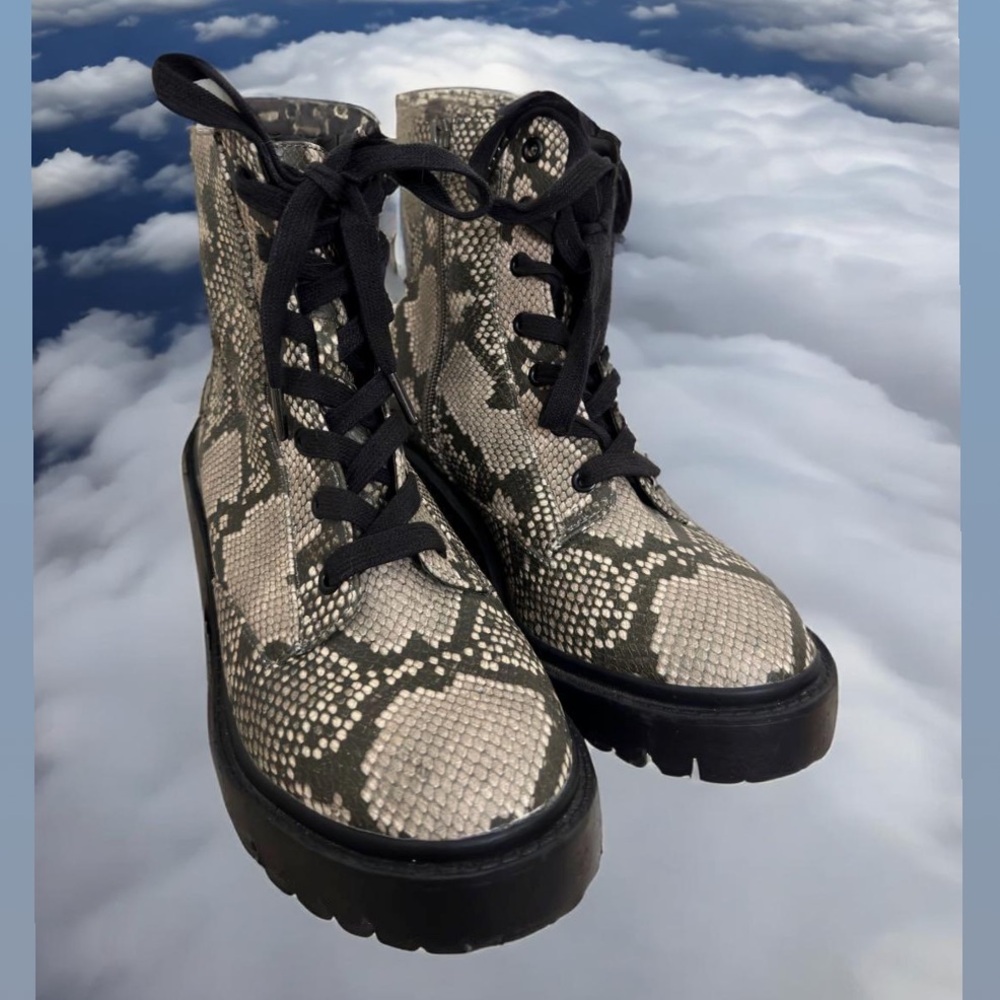 Universal Thread Boots